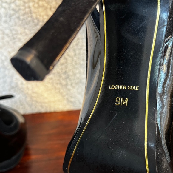 Charles Jourdan Paris black, patent leather stiletto heels. Size 9. - Picture 5 of 10